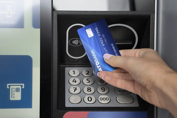 Persona usando un cajero automático para caso de uso en banca