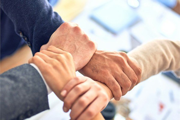 Equipo comercial obteniendo retroalimentación de clientes en punto de venta