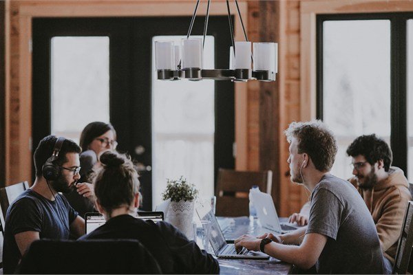 Equipo de recursos humanos y empresas en reunión